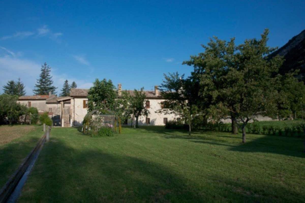 Casa Ridente Nella Valle Del Menotre Con Giardino Pale Exterior foto